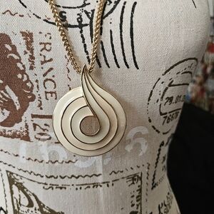 Beautiful vintage gold tone necklace